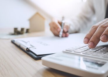 Was beinhalten Erschließungskosten zwischen Grundstücksgrenze und Haus?