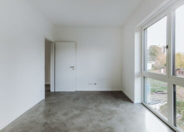 Stadtvilla in Wandlitz: Zimmer mit bodentiefen Fenstern