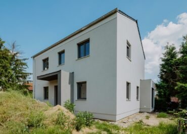 Stadtvilla mit Satteldach und moderner Eingangsüberdachung in Ahrensfelde